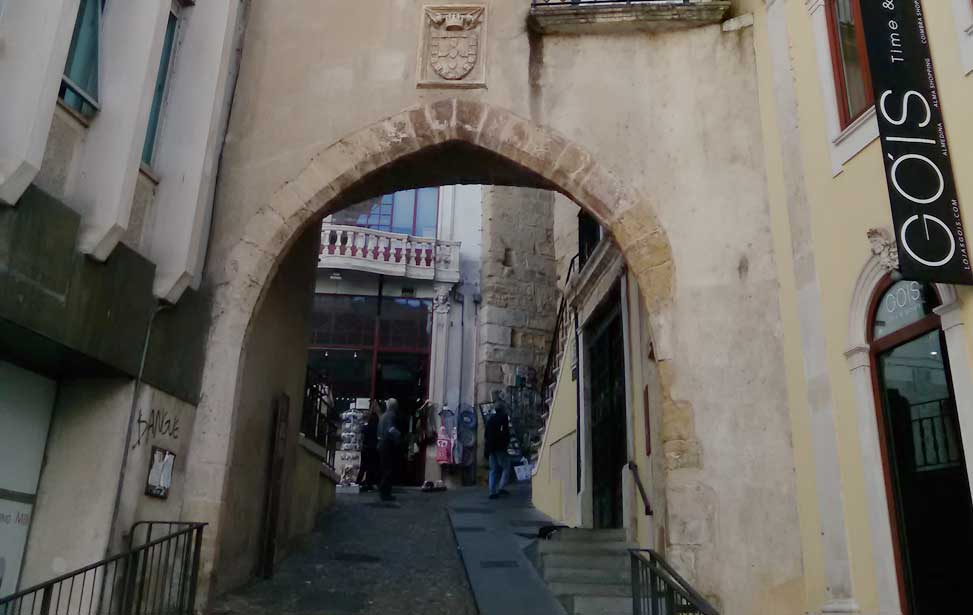 Porta e Torre de Almedina